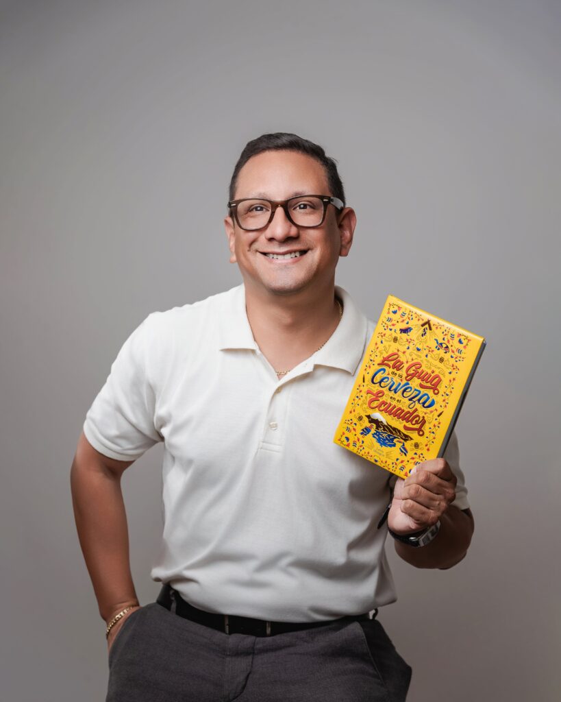 Lenin Maingón con uno de sus libros
